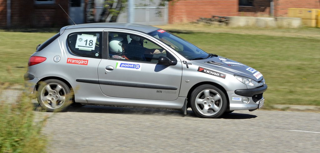 Kim og Maike Naujokat Jensen gik til makronerne i HJ Biler klubrally med deres Peugeot 206 GTI
